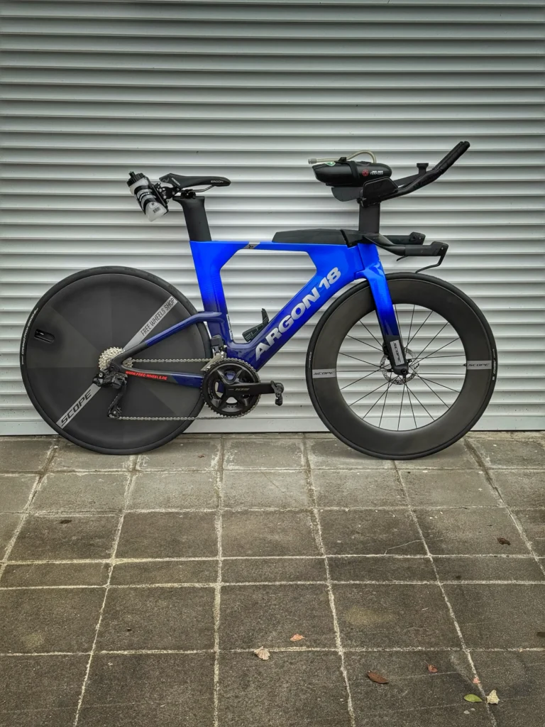 Argon 18 E119 Disc im Free Wheels Custom Aufbau für Benedikt Müller. Bayerischer Meister im Sprint 2024 und 2025. Jetzt mit 3D Gedruckter BTA und Scope Artec Disc Laufräder