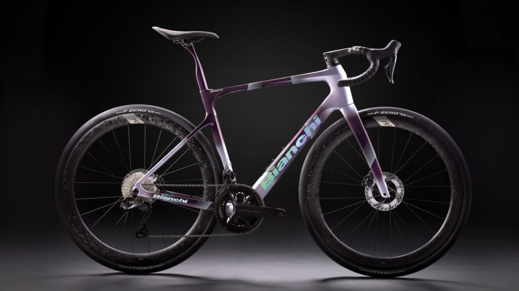 Weniger Vibrationen für grenzenlosen Fahrspaß

Infinito

Weniger Vibrationen für grenzenlosen Fahrspaß

Das neue Infinito vereint drei Kernmerkmale: die Performance, die Sie von einem Premium-Rennrad erwarten, erstklassigen Komfort für lange Touren und die Gravel-Tauglichkeit, mit der Sie auf unterschiedlichstem Terrain glänzen. Das Ergebnis ist ein neues Allround-Bike ohne Grenzen, mit dem Sie sich fühlen, als könnten Sie ewig fahren.

Countervail: Eine neue Ära des Komforts

Das Infinito ist mit der neuesten Generation der Countervail-Vibrationsdämpfungstechnologie ausgestattet, die strategisch in einen speziellen Abstimmungsprozess integriert wurde. Diese neue Formel ist 20 % leichter als die Vorgängergeneration und arbeitet perfekt mit der neu gestalteten Sattelstütze zusammen, um Vibrationen zu reduzieren. Countervail ist nun in der gesamten überarbeiteten Sattelstütze integriert und maximiert so Komfort und Kontrolle bei gleichzeitig reduzierter Muskelermüdung.

Integriertes Werkzeugfach

Der neue Infinito-Rahmen verfügt über ein Innenfach im Unterrohr, das für Werkzeug oder eine Windjacke konzipiert ist – für mehr Sicherheit und Fahrspaß auf längeren Strecken.

NEUE BIANCHI-LAUFRADSATZ

Es gibt zwei Leistungsstufen: Die Elite-Version Reparto Corse RC 49R ist mit Straight-Pull-Speichen ausgestattet, die Bianchi B 49R-Version mit J-Bend-Speichen. Die neuen RC 49R Carbon-Laufräder – entwickelt von Bianchis Reparto Corse – kommen erstmals am Infinito Pro zum Einsatz. Sie haben ein 49-mm-Profil und eine Innenbreite von 25 mm und sind optimal auf den Rahmen abgestimmt. Neben mehr Komfort und geringerem Gewicht bieten die Laufräder die nötige Gravel-Robustheit (ASTM 2-Standard). Die RC-Variante verfügt außerdem über ein gefrästes Carbon-Finish. 

NEU ENTWICKELTE SATTELSTÜTZE

Die innovative, ergonomisch geformte Sattelstütze ist flexibel und gibt die nötige Flexibilität ohne Kompromisse bei der Reaktionsfähigkeit ein. Dank der Countervail-Technologie werden Vibrationen zusätzlich gedämpft. Es hat den doppelten Effekt, den Sitzkomfort zu erhöhen und die Pedaliereffizienz zu erhalten, indem der Rahmen selbst steif bleibt.

PRÄZISE KONTROLLE

Für optimale Performance auf langen Strecken und unterschiedlichen Untergründen ist ein präzises Gleichgewicht zwischen Steifigkeit und Nachgiebigkeit unerlässlich. Der Rahmen muss die Vibrationen des Untergrunds minimieren, um Ermüdung vorzubeugen und gleichzeitig eine effiziente und sichere Kraftübertragung zu gewährleisten. Rahmen und Gabel des neuen Infinito wurden als integriertes System entwickelt, um auch unter Last eine hohe Steifigkeit für präzises Handling zu gewährleisten und eine Leistungssteigerung von 12 Watt gegenüber der Vorgängergeneration zu erzielen. Der Rahmen bietet Platz für bis zu 40 mm breite Slicks.

Optimierte Geometrie

Um das Fahrerlebnis zu verbessern und Ihrem Fahrstil gerecht zu werden, wurde die Geometrie des Infinito angepasst. Höherer Stack: Erhöht den Komfort auf langen Fahrten. Längere Kettenstreben: Gewährleisten überlegene Stabilität bei hohen Geschwindigkeiten.

Höherer Stack: Erhöht den Komfort auf langen Fahrten. Längere Kettenstreben: Gewährleisten überlegene Stabilität bei hohen Geschwindigkeiten. Sattelstütze ohne Versatz: Optimiert den Hüftwinkel für mehr Effizienz. Das Fahrrad ist in den Rahmengrößen 47 bis 61 erhältlich und deckt somit ein breites Spektrum an Fahrern ab.

Zur Feier der neu definierten Infinito-Plattform wurden nur 200 spezielle „Pro“-Sondermodelle gefertigt.

1899 gewann Gian Ferdinando Tomaselli als erster Radrennfahrer ein Rennen auf einem Bianchi. Tomaselli setzte sich auf den letzten 200 Metern des Grand Prix de Paris im Velodrom von Vincennes von seinen Konkurrenten ab. Aus diesem Grund ist die Launch Edition auf 200 Stück limitiert. Tomaselli blieb eng mit dem Unternehmen Bianchi verbunden und war der erste Geschäftsführer der Marke.

LAUNCH EDITION

Jedes Fahrrad dieser Jubiläumsedition ist nummeriert (1 von 200) und wird mit einem personalisierten Willkommenspaket geliefert. Diese exklusive Sonderedition besticht durch eine einzigartige, glänzende Lackierung in Weiß und Lila mit Farbverlauf sowie Premium-Ausstattung, darunter: Gravel-Option: SRAM Force XPLR 1x13 AXS; Rennrad-Option: Shimano Ultegra Di2-Gruppe mit beidseitigen Leistungsmessern; Fizik Adaptive Sattel: Mit 3D-gedruckter Polsterung für maximalen Fahrkomfort; Slick- und leichte Gravelreifen: Für Fahrer, die ein echtes „All-Road“-Fahrgefühl suchen.

Die neue Rennradklasse von Bianchi steht in kürze im Free Wheels Shop zur Probefahrt für Euch bereit.