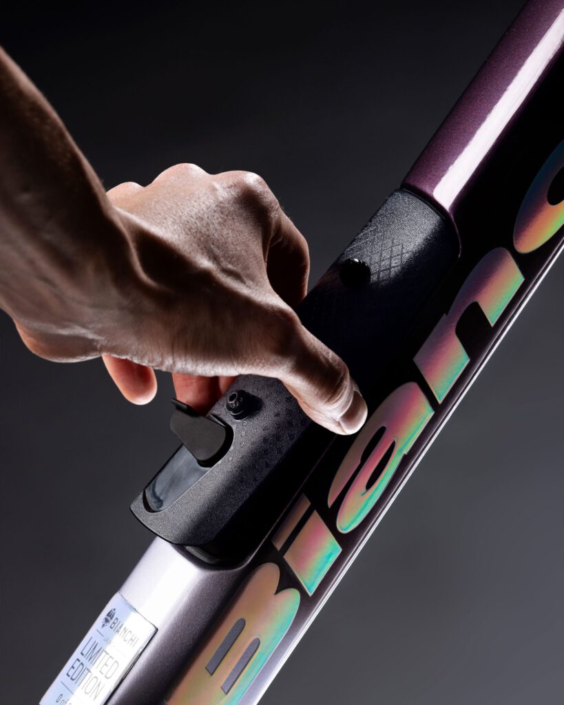 Weniger Vibrationen für grenzenlosen Fahrspaß

Infinito

Weniger Vibrationen für grenzenlosen Fahrspaß

Das neue Infinito vereint drei Kernmerkmale: die Performance, die Sie von einem Premium-Rennrad erwarten, erstklassigen Komfort für lange Touren und die Gravel-Tauglichkeit, mit der Sie auf unterschiedlichstem Terrain glänzen. Das Ergebnis ist ein neues Allround-Bike ohne Grenzen, mit dem Sie sich fühlen, als könnten Sie ewig fahren.

Countervail: Eine neue Ära des Komforts

Das Infinito ist mit der neuesten Generation der Countervail-Vibrationsdämpfungstechnologie ausgestattet, die strategisch in einen speziellen Abstimmungsprozess integriert wurde. Diese neue Formel ist 20 % leichter als die Vorgängergeneration und arbeitet perfekt mit der neu gestalteten Sattelstütze zusammen, um Vibrationen zu reduzieren. Countervail ist nun in der gesamten überarbeiteten Sattelstütze integriert und maximiert so Komfort und Kontrolle bei gleichzeitig reduzierter Muskelermüdung.

Integriertes Werkzeugfach

Der neue Infinito-Rahmen verfügt über ein Innenfach im Unterrohr, das für Werkzeug oder eine Windjacke konzipiert ist – für mehr Sicherheit und Fahrspaß auf längeren Strecken.

NEUE BIANCHI-LAUFRADSATZ

Es gibt zwei Leistungsstufen: Die Elite-Version Reparto Corse RC 49R ist mit Straight-Pull-Speichen ausgestattet, die Bianchi B 49R-Version mit J-Bend-Speichen. Die neuen RC 49R Carbon-Laufräder – entwickelt von Bianchis Reparto Corse – kommen erstmals am Infinito Pro zum Einsatz. Sie haben ein 49-mm-Profil und eine Innenbreite von 25 mm und sind optimal auf den Rahmen abgestimmt. Neben mehr Komfort und geringerem Gewicht bieten die Laufräder die nötige Gravel-Robustheit (ASTM 2-Standard). Die RC-Variante verfügt außerdem über ein gefrästes Carbon-Finish. 

NEU ENTWICKELTE SATTELSTÜTZE

Die innovative, ergonomisch geformte Sattelstütze ist flexibel und gibt die nötige Flexibilität ohne Kompromisse bei der Reaktionsfähigkeit ein. Dank der Countervail-Technologie werden Vibrationen zusätzlich gedämpft. Es hat den doppelten Effekt, den Sitzkomfort zu erhöhen und die Pedaliereffizienz zu erhalten, indem der Rahmen selbst steif bleibt.

PRÄZISE KONTROLLE

Für optimale Performance auf langen Strecken und unterschiedlichen Untergründen ist ein präzises Gleichgewicht zwischen Steifigkeit und Nachgiebigkeit unerlässlich. Der Rahmen muss die Vibrationen des Untergrunds minimieren, um Ermüdung vorzubeugen und gleichzeitig eine effiziente und sichere Kraftübertragung zu gewährleisten. Rahmen und Gabel des neuen Infinito wurden als integriertes System entwickelt, um auch unter Last eine hohe Steifigkeit für präzises Handling zu gewährleisten und eine Leistungssteigerung von 12 Watt gegenüber der Vorgängergeneration zu erzielen. Der Rahmen bietet Platz für bis zu 40 mm breite Slicks.

Optimierte Geometrie

Um das Fahrerlebnis zu verbessern und Ihrem Fahrstil gerecht zu werden, wurde die Geometrie des Infinito angepasst. Höherer Stack: Erhöht den Komfort auf langen Fahrten. Längere Kettenstreben: Gewährleisten überlegene Stabilität bei hohen Geschwindigkeiten.

Höherer Stack: Erhöht den Komfort auf langen Fahrten. Längere Kettenstreben: Gewährleisten überlegene Stabilität bei hohen Geschwindigkeiten. Sattelstütze ohne Versatz: Optimiert den Hüftwinkel für mehr Effizienz. Das Fahrrad ist in den Rahmengrößen 47 bis 61 erhältlich und deckt somit ein breites Spektrum an Fahrern ab.

Zur Feier der neu definierten Infinito-Plattform wurden nur 200 spezielle „Pro“-Sondermodelle gefertigt.

1899 gewann Gian Ferdinando Tomaselli als erster Radrennfahrer ein Rennen auf einem Bianchi. Tomaselli setzte sich auf den letzten 200 Metern des Grand Prix de Paris im Velodrom von Vincennes von seinen Konkurrenten ab. Aus diesem Grund ist die Launch Edition auf 200 Stück limitiert. Tomaselli blieb eng mit dem Unternehmen Bianchi verbunden und war der erste Geschäftsführer der Marke.

LAUNCH EDITION

Jedes Fahrrad dieser Jubiläumsedition ist nummeriert (1 von 200) und wird mit einem personalisierten Willkommenspaket geliefert. Diese exklusive Sonderedition besticht durch eine einzigartige, glänzende Lackierung in Weiß und Lila mit Farbverlauf sowie Premium-Ausstattung, darunter: Gravel-Option: SRAM Force XPLR 1x13 AXS; Rennrad-Option: Shimano Ultegra Di2-Gruppe mit beidseitigen Leistungsmessern; Fizik Adaptive Sattel: Mit 3D-gedruckter Polsterung für maximalen Fahrkomfort; Slick- und leichte Gravelreifen: Für Fahrer, die ein echtes „All-Road“-Fahrgefühl suchen.

Die neue Rennradklasse von Bianchi steht in kürze im Free Wheels Shop zur Probefahrt für Euch bereit.