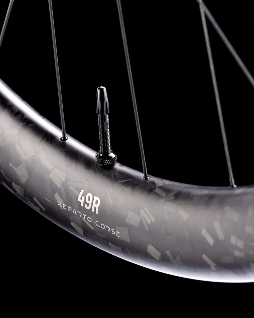 Weniger Vibrationen für grenzenlosen Fahrspaß

Infinito

Weniger Vibrationen für grenzenlosen Fahrspaß

Das neue Infinito vereint drei Kernmerkmale: die Performance, die Sie von einem Premium-Rennrad erwarten, erstklassigen Komfort für lange Touren und die Gravel-Tauglichkeit, mit der Sie auf unterschiedlichstem Terrain glänzen. Das Ergebnis ist ein neues Allround-Bike ohne Grenzen, mit dem Sie sich fühlen, als könnten Sie ewig fahren.

Countervail: Eine neue Ära des Komforts

Das Infinito ist mit der neuesten Generation der Countervail-Vibrationsdämpfungstechnologie ausgestattet, die strategisch in einen speziellen Abstimmungsprozess integriert wurde. Diese neue Formel ist 20 % leichter als die Vorgängergeneration und arbeitet perfekt mit der neu gestalteten Sattelstütze zusammen, um Vibrationen zu reduzieren. Countervail ist nun in der gesamten überarbeiteten Sattelstütze integriert und maximiert so Komfort und Kontrolle bei gleichzeitig reduzierter Muskelermüdung.

Integriertes Werkzeugfach

Der neue Infinito-Rahmen verfügt über ein Innenfach im Unterrohr, das für Werkzeug oder eine Windjacke konzipiert ist – für mehr Sicherheit und Fahrspaß auf längeren Strecken.

NEUE BIANCHI-LAUFRADSATZ

Es gibt zwei Leistungsstufen: Die Elite-Version Reparto Corse RC 49R ist mit Straight-Pull-Speichen ausgestattet, die Bianchi B 49R-Version mit J-Bend-Speichen. Die neuen RC 49R Carbon-Laufräder – entwickelt von Bianchis Reparto Corse – kommen erstmals am Infinito Pro zum Einsatz. Sie haben ein 49-mm-Profil und eine Innenbreite von 25 mm und sind optimal auf den Rahmen abgestimmt. Neben mehr Komfort und geringerem Gewicht bieten die Laufräder die nötige Gravel-Robustheit (ASTM 2-Standard). Die RC-Variante verfügt außerdem über ein gefrästes Carbon-Finish. 

NEU ENTWICKELTE SATTELSTÜTZE

Die innovative, ergonomisch geformte Sattelstütze ist flexibel und gibt die nötige Flexibilität ohne Kompromisse bei der Reaktionsfähigkeit ein. Dank der Countervail-Technologie werden Vibrationen zusätzlich gedämpft. Es hat den doppelten Effekt, den Sitzkomfort zu erhöhen und die Pedaliereffizienz zu erhalten, indem der Rahmen selbst steif bleibt.

PRÄZISE KONTROLLE

Für optimale Performance auf langen Strecken und unterschiedlichen Untergründen ist ein präzises Gleichgewicht zwischen Steifigkeit und Nachgiebigkeit unerlässlich. Der Rahmen muss die Vibrationen des Untergrunds minimieren, um Ermüdung vorzubeugen und gleichzeitig eine effiziente und sichere Kraftübertragung zu gewährleisten. Rahmen und Gabel des neuen Infinito wurden als integriertes System entwickelt, um auch unter Last eine hohe Steifigkeit für präzises Handling zu gewährleisten und eine Leistungssteigerung von 12 Watt gegenüber der Vorgängergeneration zu erzielen. Der Rahmen bietet Platz für bis zu 40 mm breite Slicks.

Optimierte Geometrie

Um das Fahrerlebnis zu verbessern und Ihrem Fahrstil gerecht zu werden, wurde die Geometrie des Infinito angepasst. Höherer Stack: Erhöht den Komfort auf langen Fahrten. Längere Kettenstreben: Gewährleisten überlegene Stabilität bei hohen Geschwindigkeiten.

Höherer Stack: Erhöht den Komfort auf langen Fahrten. Längere Kettenstreben: Gewährleisten überlegene Stabilität bei hohen Geschwindigkeiten. Sattelstütze ohne Versatz: Optimiert den Hüftwinkel für mehr Effizienz. Das Fahrrad ist in den Rahmengrößen 47 bis 61 erhältlich und deckt somit ein breites Spektrum an Fahrern ab.

Zur Feier der neu definierten Infinito-Plattform wurden nur 200 spezielle „Pro“-Sondermodelle gefertigt.

1899 gewann Gian Ferdinando Tomaselli als erster Radrennfahrer ein Rennen auf einem Bianchi. Tomaselli setzte sich auf den letzten 200 Metern des Grand Prix de Paris im Velodrom von Vincennes von seinen Konkurrenten ab. Aus diesem Grund ist die Launch Edition auf 200 Stück limitiert. Tomaselli blieb eng mit dem Unternehmen Bianchi verbunden und war der erste Geschäftsführer der Marke.

LAUNCH EDITION

Jedes Fahrrad dieser Jubiläumsedition ist nummeriert (1 von 200) und wird mit einem personalisierten Willkommenspaket geliefert. Diese exklusive Sonderedition besticht durch eine einzigartige, glänzende Lackierung in Weiß und Lila mit Farbverlauf sowie Premium-Ausstattung, darunter: Gravel-Option: SRAM Force XPLR 1x13 AXS; Rennrad-Option: Shimano Ultegra Di2-Gruppe mit beidseitigen Leistungsmessern; Fizik Adaptive Sattel: Mit 3D-gedruckter Polsterung für maximalen Fahrkomfort; Slick- und leichte Gravelreifen: Für Fahrer, die ein echtes „All-Road“-Fahrgefühl suchen.

Die neue Rennradklasse von Bianchi steht in kürze im Free Wheels Shop zur Probefahrt für Euch bereit.