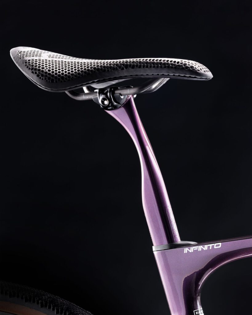 Weniger Vibrationen für grenzenlosen Fahrspaß

Infinito

Weniger Vibrationen für grenzenlosen Fahrspaß

Das neue Infinito vereint drei Kernmerkmale: die Performance, die Sie von einem Premium-Rennrad erwarten, erstklassigen Komfort für lange Touren und die Gravel-Tauglichkeit, mit der Sie auf unterschiedlichstem Terrain glänzen. Das Ergebnis ist ein neues Allround-Bike ohne Grenzen, mit dem Sie sich fühlen, als könnten Sie ewig fahren.

Countervail: Eine neue Ära des Komforts

Das Infinito ist mit der neuesten Generation der Countervail-Vibrationsdämpfungstechnologie ausgestattet, die strategisch in einen speziellen Abstimmungsprozess integriert wurde. Diese neue Formel ist 20 % leichter als die Vorgängergeneration und arbeitet perfekt mit der neu gestalteten Sattelstütze zusammen, um Vibrationen zu reduzieren. Countervail ist nun in der gesamten überarbeiteten Sattelstütze integriert und maximiert so Komfort und Kontrolle bei gleichzeitig reduzierter Muskelermüdung.

Integriertes Werkzeugfach

Der neue Infinito-Rahmen verfügt über ein Innenfach im Unterrohr, das für Werkzeug oder eine Windjacke konzipiert ist – für mehr Sicherheit und Fahrspaß auf längeren Strecken.

NEUE BIANCHI-LAUFRADSATZ

Es gibt zwei Leistungsstufen: Die Elite-Version Reparto Corse RC 49R ist mit Straight-Pull-Speichen ausgestattet, die Bianchi B 49R-Version mit J-Bend-Speichen. Die neuen RC 49R Carbon-Laufräder – entwickelt von Bianchis Reparto Corse – kommen erstmals am Infinito Pro zum Einsatz. Sie haben ein 49-mm-Profil und eine Innenbreite von 25 mm und sind optimal auf den Rahmen abgestimmt. Neben mehr Komfort und geringerem Gewicht bieten die Laufräder die nötige Gravel-Robustheit (ASTM 2-Standard). Die RC-Variante verfügt außerdem über ein gefrästes Carbon-Finish. 

NEU ENTWICKELTE SATTELSTÜTZE

Die innovative, ergonomisch geformte Sattelstütze ist flexibel und gibt die nötige Flexibilität ohne Kompromisse bei der Reaktionsfähigkeit ein. Dank der Countervail-Technologie werden Vibrationen zusätzlich gedämpft. Es hat den doppelten Effekt, den Sitzkomfort zu erhöhen und die Pedaliereffizienz zu erhalten, indem der Rahmen selbst steif bleibt.

PRÄZISE KONTROLLE

Für optimale Performance auf langen Strecken und unterschiedlichen Untergründen ist ein präzises Gleichgewicht zwischen Steifigkeit und Nachgiebigkeit unerlässlich. Der Rahmen muss die Vibrationen des Untergrunds minimieren, um Ermüdung vorzubeugen und gleichzeitig eine effiziente und sichere Kraftübertragung zu gewährleisten. Rahmen und Gabel des neuen Infinito wurden als integriertes System entwickelt, um auch unter Last eine hohe Steifigkeit für präzises Handling zu gewährleisten und eine Leistungssteigerung von 12 Watt gegenüber der Vorgängergeneration zu erzielen. Der Rahmen bietet Platz für bis zu 40 mm breite Slicks.

Optimierte Geometrie

Um das Fahrerlebnis zu verbessern und Ihrem Fahrstil gerecht zu werden, wurde die Geometrie des Infinito angepasst. Höherer Stack: Erhöht den Komfort auf langen Fahrten. Längere Kettenstreben: Gewährleisten überlegene Stabilität bei hohen Geschwindigkeiten.

Höherer Stack: Erhöht den Komfort auf langen Fahrten. Längere Kettenstreben: Gewährleisten überlegene Stabilität bei hohen Geschwindigkeiten. Sattelstütze ohne Versatz: Optimiert den Hüftwinkel für mehr Effizienz. Das Fahrrad ist in den Rahmengrößen 47 bis 61 erhältlich und deckt somit ein breites Spektrum an Fahrern ab.

Zur Feier der neu definierten Infinito-Plattform wurden nur 200 spezielle „Pro“-Sondermodelle gefertigt.

1899 gewann Gian Ferdinando Tomaselli als erster Radrennfahrer ein Rennen auf einem Bianchi. Tomaselli setzte sich auf den letzten 200 Metern des Grand Prix de Paris im Velodrom von Vincennes von seinen Konkurrenten ab. Aus diesem Grund ist die Launch Edition auf 200 Stück limitiert. Tomaselli blieb eng mit dem Unternehmen Bianchi verbunden und war der erste Geschäftsführer der Marke.

LAUNCH EDITION

Jedes Fahrrad dieser Jubiläumsedition ist nummeriert (1 von 200) und wird mit einem personalisierten Willkommenspaket geliefert. Diese exklusive Sonderedition besticht durch eine einzigartige, glänzende Lackierung in Weiß und Lila mit Farbverlauf sowie Premium-Ausstattung, darunter: Gravel-Option: SRAM Force XPLR 1x13 AXS; Rennrad-Option: Shimano Ultegra Di2-Gruppe mit beidseitigen Leistungsmessern; Fizik Adaptive Sattel: Mit 3D-gedruckter Polsterung für maximalen Fahrkomfort; Slick- und leichte Gravelreifen: Für Fahrer, die ein echtes „All-Road“-Fahrgefühl suchen.

Die neue Rennradklasse von Bianchi steht in kürze im Free Wheels Shop zur Probefahrt für Euch bereit.