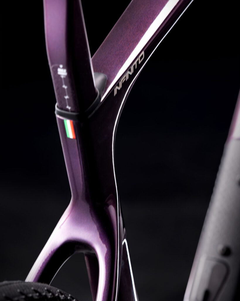 Weniger Vibrationen für grenzenlosen Fahrspaß

Infinito

Weniger Vibrationen für grenzenlosen Fahrspaß

Das neue Infinito vereint drei Kernmerkmale: die Performance, die Sie von einem Premium-Rennrad erwarten, erstklassigen Komfort für lange Touren und die Gravel-Tauglichkeit, mit der Sie auf unterschiedlichstem Terrain glänzen. Das Ergebnis ist ein neues Allround-Bike ohne Grenzen, mit dem Sie sich fühlen, als könnten Sie ewig fahren.

Countervail: Eine neue Ära des Komforts

Das Infinito ist mit der neuesten Generation der Countervail-Vibrationsdämpfungstechnologie ausgestattet, die strategisch in einen speziellen Abstimmungsprozess integriert wurde. Diese neue Formel ist 20 % leichter als die Vorgängergeneration und arbeitet perfekt mit der neu gestalteten Sattelstütze zusammen, um Vibrationen zu reduzieren. Countervail ist nun in der gesamten überarbeiteten Sattelstütze integriert und maximiert so Komfort und Kontrolle bei gleichzeitig reduzierter Muskelermüdung.

Integriertes Werkzeugfach

Der neue Infinito-Rahmen verfügt über ein Innenfach im Unterrohr, das für Werkzeug oder eine Windjacke konzipiert ist – für mehr Sicherheit und Fahrspaß auf längeren Strecken.

NEUE BIANCHI-LAUFRADSATZ

Es gibt zwei Leistungsstufen: Die Elite-Version Reparto Corse RC 49R ist mit Straight-Pull-Speichen ausgestattet, die Bianchi B 49R-Version mit J-Bend-Speichen. Die neuen RC 49R Carbon-Laufräder – entwickelt von Bianchis Reparto Corse – kommen erstmals am Infinito Pro zum Einsatz. Sie haben ein 49-mm-Profil und eine Innenbreite von 25 mm und sind optimal auf den Rahmen abgestimmt. Neben mehr Komfort und geringerem Gewicht bieten die Laufräder die nötige Gravel-Robustheit (ASTM 2-Standard). Die RC-Variante verfügt außerdem über ein gefrästes Carbon-Finish. 

NEU ENTWICKELTE SATTELSTÜTZE

Die innovative, ergonomisch geformte Sattelstütze ist flexibel und gibt die nötige Flexibilität ohne Kompromisse bei der Reaktionsfähigkeit ein. Dank der Countervail-Technologie werden Vibrationen zusätzlich gedämpft. Es hat den doppelten Effekt, den Sitzkomfort zu erhöhen und die Pedaliereffizienz zu erhalten, indem der Rahmen selbst steif bleibt.

PRÄZISE KONTROLLE

Für optimale Performance auf langen Strecken und unterschiedlichen Untergründen ist ein präzises Gleichgewicht zwischen Steifigkeit und Nachgiebigkeit unerlässlich. Der Rahmen muss die Vibrationen des Untergrunds minimieren, um Ermüdung vorzubeugen und gleichzeitig eine effiziente und sichere Kraftübertragung zu gewährleisten. Rahmen und Gabel des neuen Infinito wurden als integriertes System entwickelt, um auch unter Last eine hohe Steifigkeit für präzises Handling zu gewährleisten und eine Leistungssteigerung von 12 Watt gegenüber der Vorgängergeneration zu erzielen. Der Rahmen bietet Platz für bis zu 40 mm breite Slicks.

Optimierte Geometrie

Um das Fahrerlebnis zu verbessern und Ihrem Fahrstil gerecht zu werden, wurde die Geometrie des Infinito angepasst. Höherer Stack: Erhöht den Komfort auf langen Fahrten. Längere Kettenstreben: Gewährleisten überlegene Stabilität bei hohen Geschwindigkeiten.

Höherer Stack: Erhöht den Komfort auf langen Fahrten. Längere Kettenstreben: Gewährleisten überlegene Stabilität bei hohen Geschwindigkeiten. Sattelstütze ohne Versatz: Optimiert den Hüftwinkel für mehr Effizienz. Das Fahrrad ist in den Rahmengrößen 47 bis 61 erhältlich und deckt somit ein breites Spektrum an Fahrern ab.

Zur Feier der neu definierten Infinito-Plattform wurden nur 200 spezielle „Pro“-Sondermodelle gefertigt.

1899 gewann Gian Ferdinando Tomaselli als erster Radrennfahrer ein Rennen auf einem Bianchi. Tomaselli setzte sich auf den letzten 200 Metern des Grand Prix de Paris im Velodrom von Vincennes von seinen Konkurrenten ab. Aus diesem Grund ist die Launch Edition auf 200 Stück limitiert. Tomaselli blieb eng mit dem Unternehmen Bianchi verbunden und war der erste Geschäftsführer der Marke.

LAUNCH EDITION

Jedes Fahrrad dieser Jubiläumsedition ist nummeriert (1 von 200) und wird mit einem personalisierten Willkommenspaket geliefert. Diese exklusive Sonderedition besticht durch eine einzigartige, glänzende Lackierung in Weiß und Lila mit Farbverlauf sowie Premium-Ausstattung, darunter: Gravel-Option: SRAM Force XPLR 1x13 AXS; Rennrad-Option: Shimano Ultegra Di2-Gruppe mit beidseitigen Leistungsmessern; Fizik Adaptive Sattel: Mit 3D-gedruckter Polsterung für maximalen Fahrkomfort; Slick- und leichte Gravelreifen: Für Fahrer, die ein echtes „All-Road“-Fahrgefühl suchen.

Die neue Rennradklasse von Bianchi steht in kürze im Free Wheels Shop zur Probefahrt für Euch bereit.